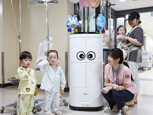 3일 한림대학교성심병원에서 의료서비스 로봇이 소아병동 환자들에게 어린이날 선물을 나눠주고 있다. 사진=한림대성심병원 제공