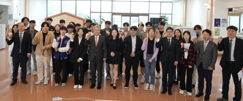 한전 김동철 사장이 이사장 자격으로 한국에너지공대를 8일 찾아 학생들과 소통을 위한 간담회를 가졌다. 사진=한국에너지공대 제공