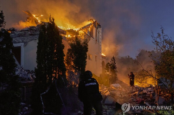 10일(현지시간) 러시아 포격에 불타는 우크라이나 하르키우 지역 민가. 사진=EPA/연합뉴스