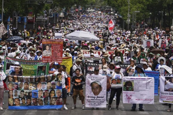 멕시코에서 10일(현지시간) 시위대가 정부에 과거 실종 사건 관련 적극적 조사를 촉구하는 시위를 벌이고 있다. [사진=연합뉴스]