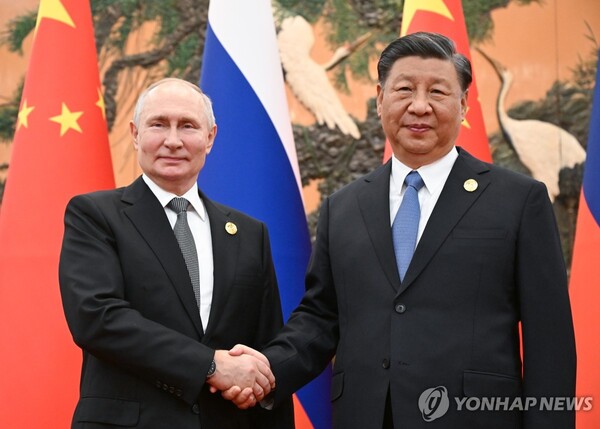 작년 10월 베이징에서 만난 푸틴 대통령과 시진핑 국가주석. 사진=연합뉴스.