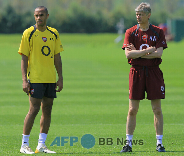 2003~2004시즌 아스날의 EPL 무패우승을 이끌었던 아르센 벵거(오른쪽) 감독과 티에리 앙리. ⓒAFPBBNews = News1