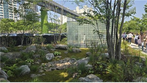 한숙현 음악감독의 자연음악이 24시간 흘러나오는 유리블록 정원이 서울국제정원박람회의 핫플레이스가 됐다. ⓒ한숙현감독 제공