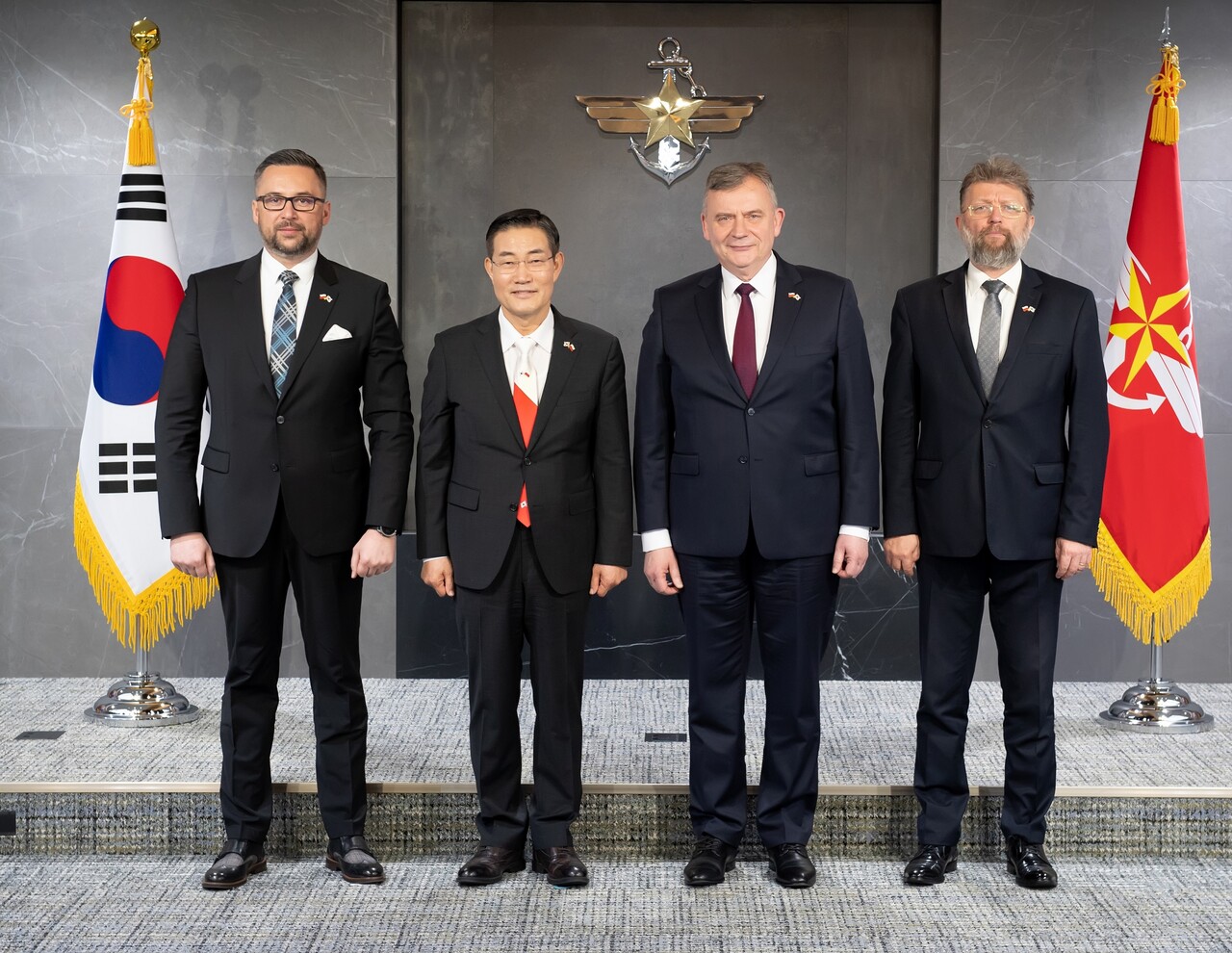 신원식 국방부 장관(왼쪽에서 둘째)이 지난달 23일 서울 용산구 국방부에서 폴란드 정부와 군 관계자들과 기념촬영을 하고 있다. 사진=국방부
