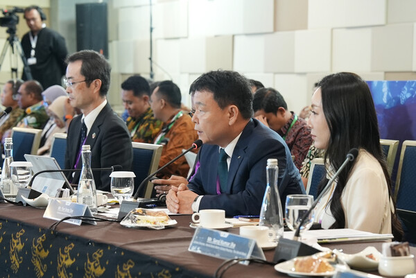 윤석대 한국수자원공사 사장(사진 가운데)은 19일 인도네시아 발리에서 열린 제23차 ‘UN HELP’에 참석해 기후위기 해법인 초격차 기술을 주제로 기조연설을 하고 있다. 사진=한국수자원공사