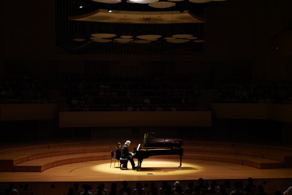피아니스트 백건우가 18일 부천아트센터 개관 1주년 페스티벌에서 모차르트 리사이틀을 열고 있다. ⓒ부천아트센터 제공