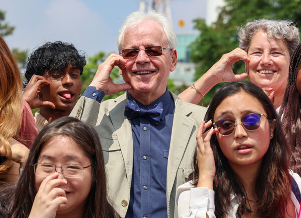 한국 드라마와 가수 겸 배우 아이유의 열성 팬으로 알려진 제브 라테트 씨가 21일 오전 서울 중구 남산타워 앞에서 기념사진을 찍으며 볼하트를 하고 있다. ⓒ연합뉴스