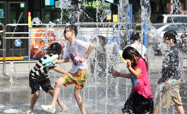 초여름의 더운 날씨를 보인 19일 서울 종로구 광화문광장 바닥분수대에서 어린이들이 즐거운 시간을 보내고 있다. 사진=연합뉴스 