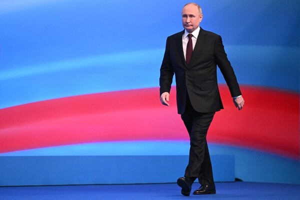 블라디미르 푸틴 러시아 대통령이 3월 17일 모스크바에서 열린 기자회견장에 걸어들어 가고 있다. 사진=연합뉴스