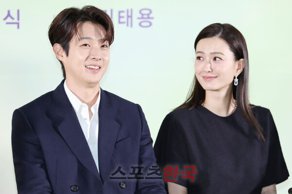 영화 '원더랜드‘ 언론 시사회에 참석한 배우 최우식, 정유미. ⓒ이혜영 기자 lhy@hankooki.com