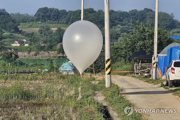 지난달 29일 경기도 파주시에서 발견된 북한의 대남전단 풍선의 모습. ⓒ연합뉴스