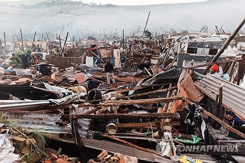 폭풍우 강타한 남아공 더반 북쪽 통가트 지역 빈민가. 사진=AFP/연합뉴스