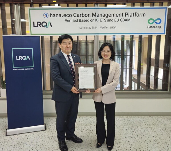 이일형 로이드인증원(LRQA) 한국대표(왼쪽)가 김혜연 하나루프 대표에게 탄소중립 플랫폼 적합성 인증서를 전달하고 있다. 사진=하나루프 제공