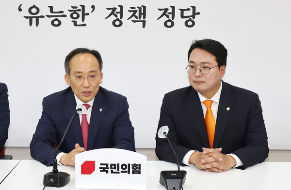 국민의힘 추경호 원내대표(왼쪽)가 4일 오후 국회에서 예방한 개혁신당 천하람 원내대표와 인사한 뒤 발언하고 있다. 2024.6.4 사진=연합뉴스 