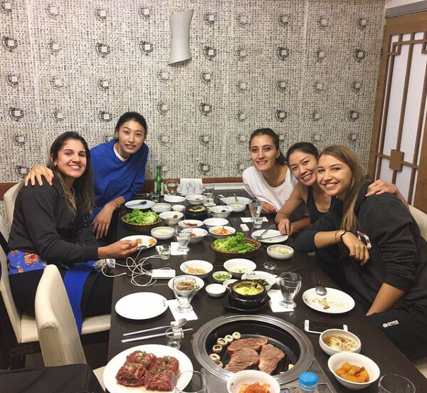 2016년 터키 이스탄불의 한 한식당에서 소주잔을 기울이던 김연경과 나탈리아 페레이라. ⓒ나탈리아 페레이라 SNS