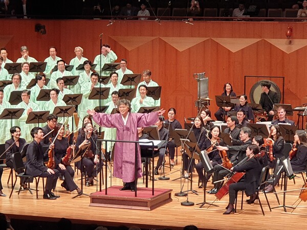 양재무 감독이 이끄는 남성 보이스 오케스트라 이마에스트리가 지난 5월 30일 창단 19주년 기념 정기연주회를 열고 있다. ⓒ민병무 기자