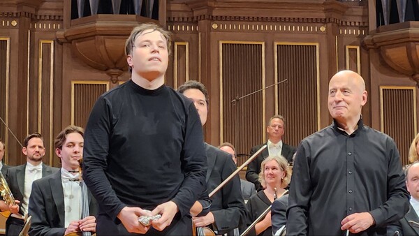 일리야 슈무클러가 ‘2024 게자 안다 국제 피아노 콩쿠르’ 결선에서 파보 예르비가 지휘하는 톤할레 오케스트라와 연주를 마친 뒤 관객에게 인사하고 있다. ⓒ게자안다국제피아노콩쿠르 제공