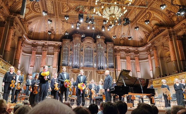 일리야 슈무클러, 드미트리 유딘, 다우먼츠 리핀스(왼쪽부터)가 ‘2024 게자 안다 국제 피아노 콩쿠르’ 수상자 연주를 마친 뒤 지휘자 파보 예르비와 함께 서있다. ⓒ게자안다국제피아노콩쿠르 제공