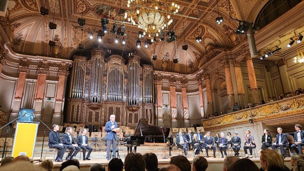 일리야 슈무클러, 드미트리 유딘, 다우먼츠 리핀스(왼쪽부터)가 ‘2024 게자 안다 국제 피아노 콩쿠르’ 시상식에 앉아있다. ⓒ게자안다국제피아노콩쿠르 제공