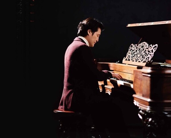피아니스트 조재혁이 7월과 11월에 모차르트 피아노 소나타 전곡(18곡)을 연주하는 도전적인 여정에 나선다. ⓒ목프로덕션 제공