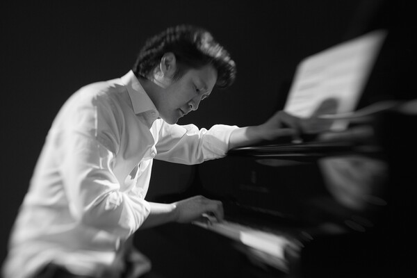 피아니스트 조재혁이 7월과 11월에 모차르트 피아노 소나타 전곡(18곡)을 연주하는 도전적인 여정에 나선다. ⓒ목프로덕션 제공