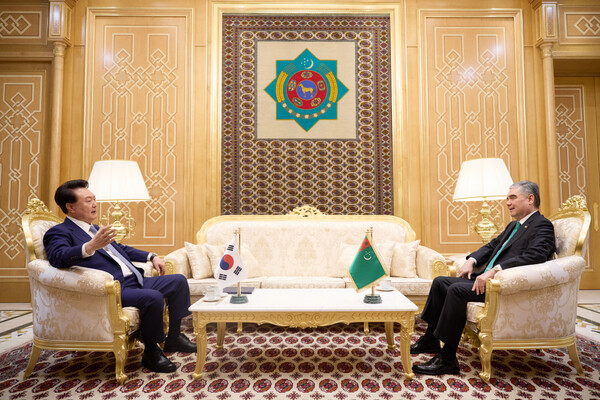 윤석열 대통령이 11일(현지시간) 투르크메니스탄 아시가바트 한 호텔에서 투르크메니스탄 국가최고지도자 겸 인민이사회 의장인 구르반굴리 베르디무하메도프 전 대통령과 면담하고 있다. [사진=연합뉴스]