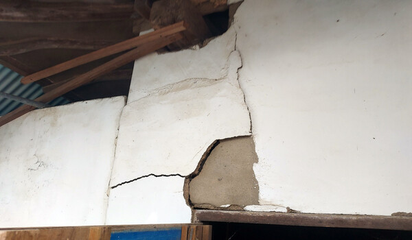 12일 오전 전북 부안군에서 발생한 4.8 규모 지진으로 보안면에 있는 한 창고 벽면이 깨져 있다. 사진=전북소방본부 제공