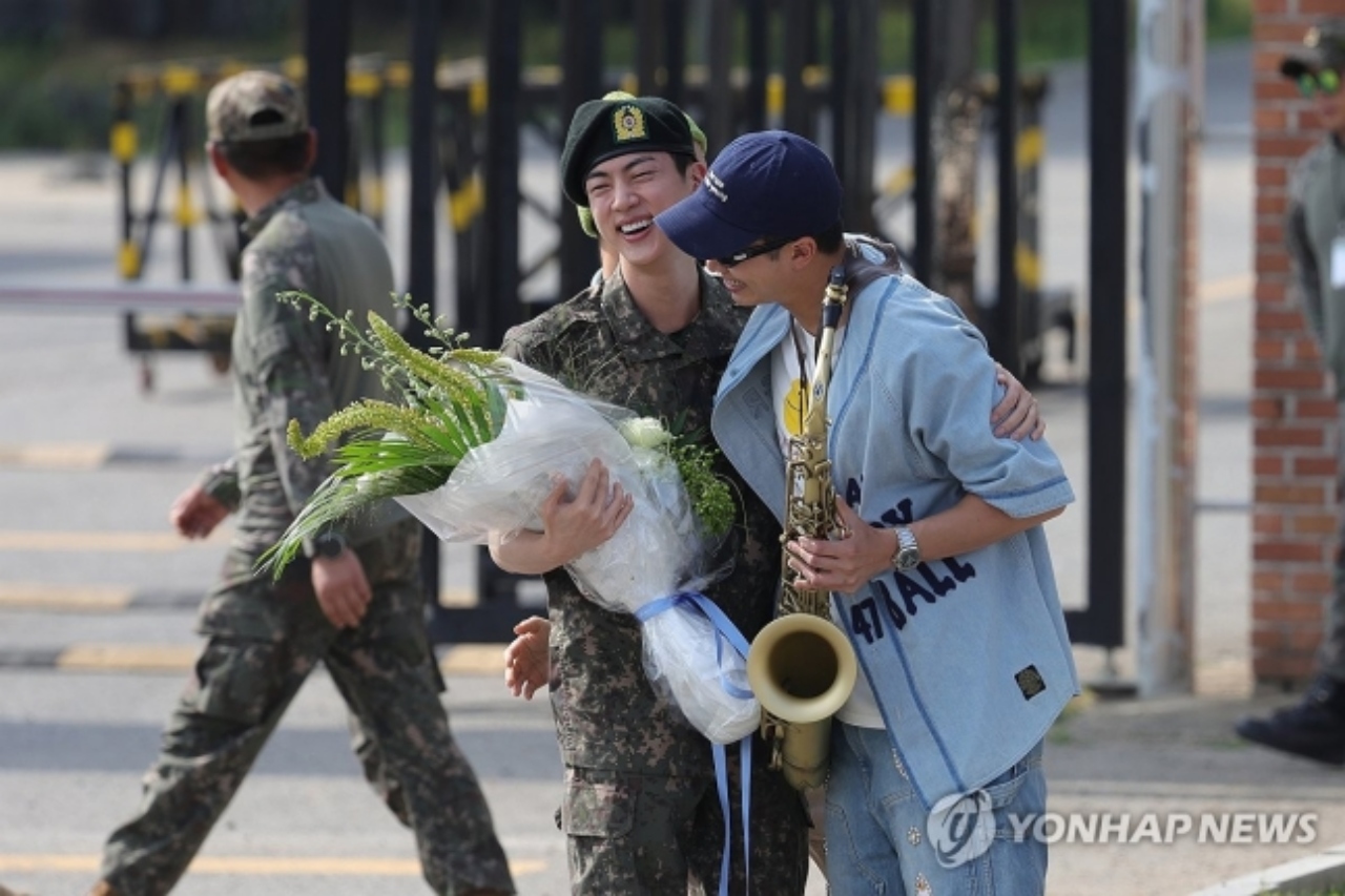 사진=(왼쪽)진, (오른쪽) 제이홉ⓒ연합뉴스