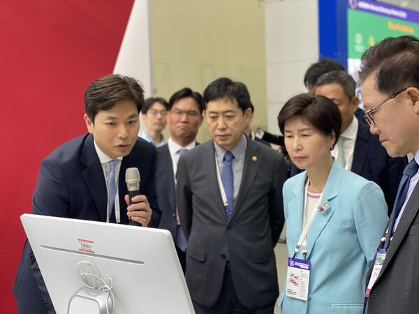 이용균 알스퀘어 대표(왼쪽 첫 번째)가 김주현 금융위원장, 백혜련 국회 전 정무위원장, 강석훈 산업은행 회장에게 지난해 6월 '넥스트라이즈 2023' 행사장에서 '알스퀘어애널리틱스(R.A)'를 소개하고 있다. ⓒ알스퀘어