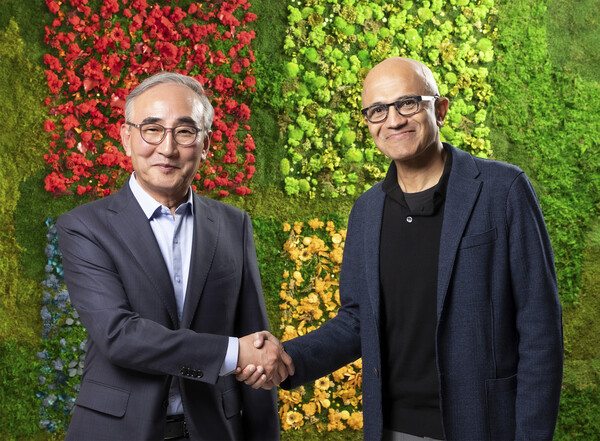 김영섭 KT 대표(왼쪽)와 사티아 나델라 마이크로소프트 CEO 겸 이사회 의장(오른쪽)이 전략적 파트너십 체결 해 한국형 AI 개발에 나선다. 사진=KT