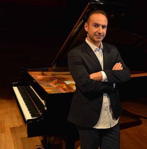 마케도니아 출신 피아니스트 시몬 트릅체스키는 오는 6월 20일과 21일 바실리 페트렌코가 지휘하는 서울시향과 함께 함께 브람스 피아노 협주곡 1번을 협연한다. ⓒ서울시향 제공