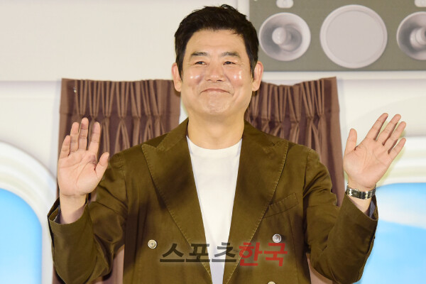 '하이재킹' 제작보고회에 참석한 배우 성동일. ⓒ이혜영 기자 lhy@hankooki.com