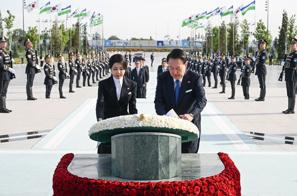  우즈베키스탄을 국빈 방문 중인 윤석열 대통령과 김건희 여사가 13일(현지시간) 우즈베키스탄 타슈켄트의 독립기념비에 헌화하고 있다. 2024.6.14 [공동취재] ⓒ연합뉴스