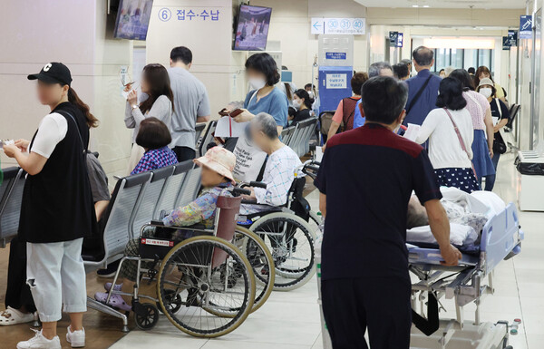 대형병원과 동네 병의원을 가리지 않고 '전면 휴진' 움직임을 보이는 가운데 14일 오전 서울 시내의 한 병원에서 내원객 및 환자들이 복도에서 기다리고 있다. 2024.6.14 ⓒ연합뉴스