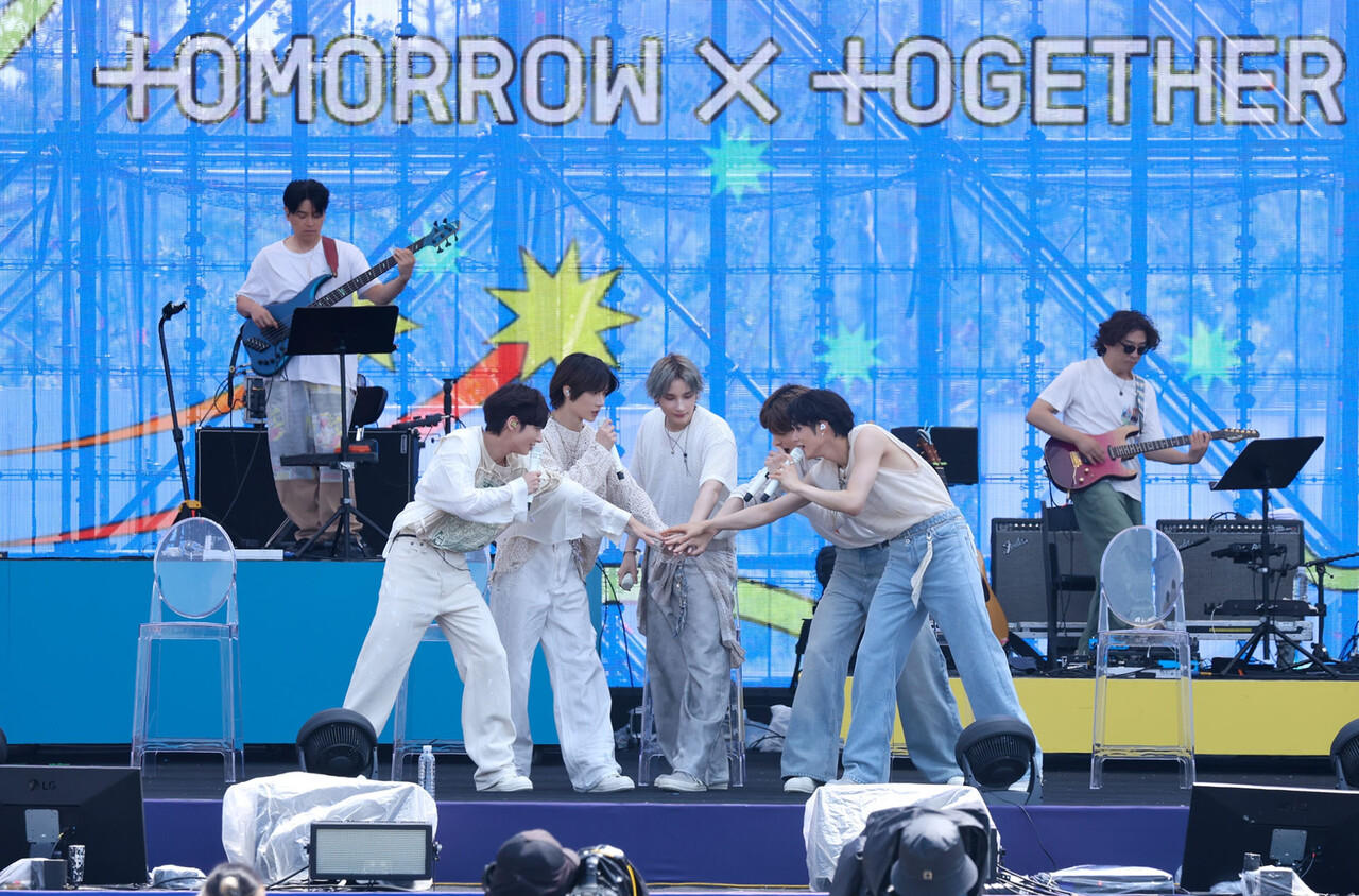 Image : TOMORROW X TOGETHER ⓒ HYBE '2024 Weverse Con Festival'