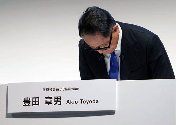도요다 아키오 도요타자동차 회장이 도쿄에서 열린 품질인증 부정행위 관련 기자회견에서 고개를 숙이고 있다. 사진=연합뉴스