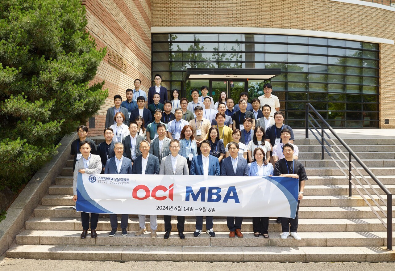 지난 14일 OCI MBA 13기 입학식에 참석한 이우현 OCI홀딩스 회장(앞줄 오른쪽 4번째) 및 관계자들이 기념촬영을 하고 있다. 사진=OCI홀딩스