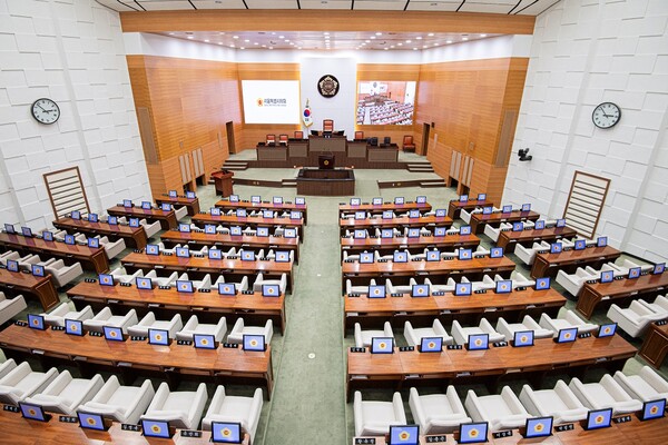 서울시의회 본회의장은 의원들의 의무 참석이 요구되는 본회의가 열리는 장소이다. 사진=서울시의회 제공