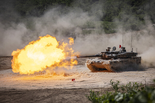 18일 경기도 연천군 다락대 과학화훈련장에서 실시된 기계화부대 조우전 훈련에서 8기동사단 K2 전차가 사격하고 있다.ⓒ연합뉴스