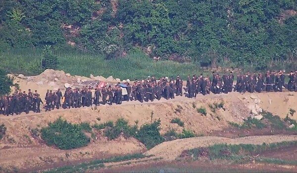 전선지역 작업에 투입된 북한군. 사진=합동참모본부 제공