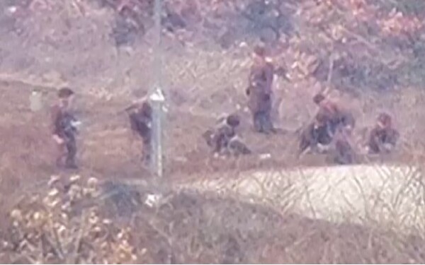 전선지역에서 지뢰 매설 작업 중인 북한군. 사진=합동참모본부 제공