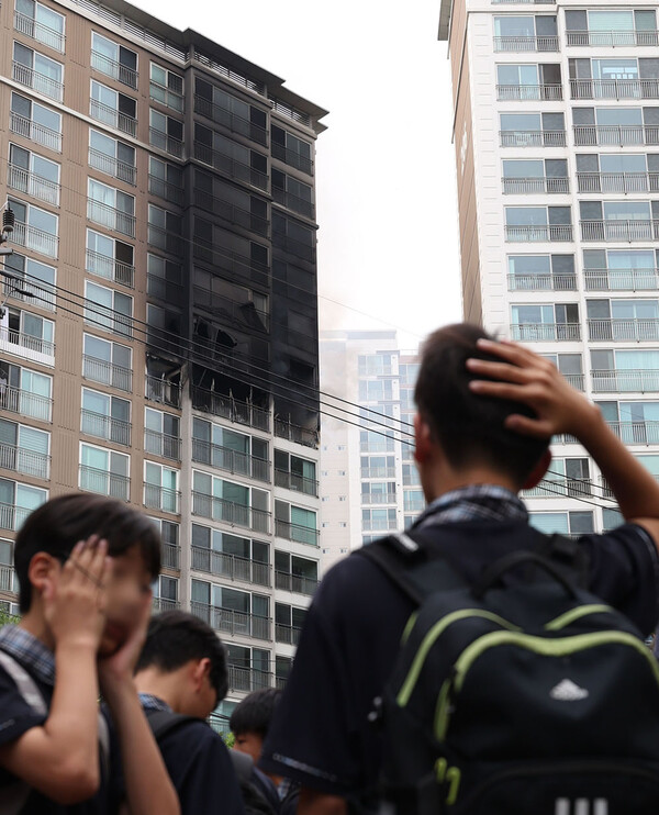 20일 오후 서울 강남구 역삼동 한 아파트 10층에서 화재가 발생해 인근 하교하던 학생들이 화재현장을 지켜보고 있다. 2024.6.2 ⓒ연합뉴스