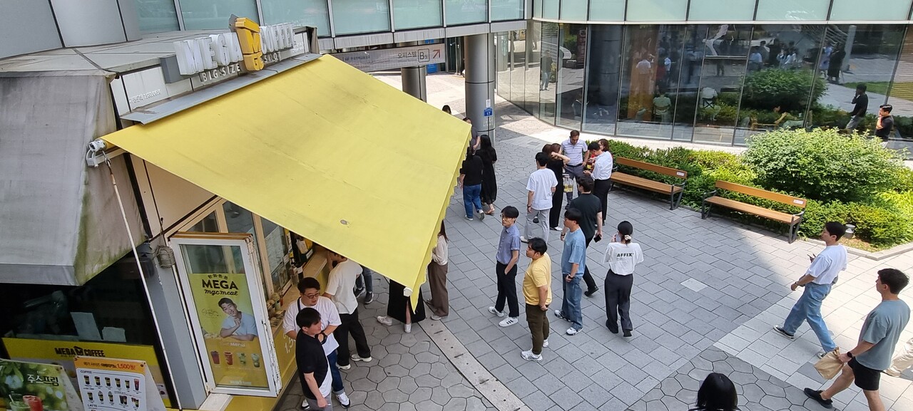 지난 21일 서울 마포구 상암동의 한 메가MGC커피 지점 주변으로 행인들이 오가는 모습. 사진=이재형 기자