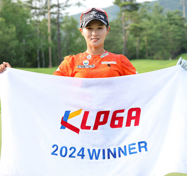 2024년 한국여자프로골프(KLPGA) 투어 BC카드·한경 레이디스컵 골프대회 우승을 차지한 박현경 프로가 우승 포즈를 취하는 모습이다. 사진제공=KLPGA