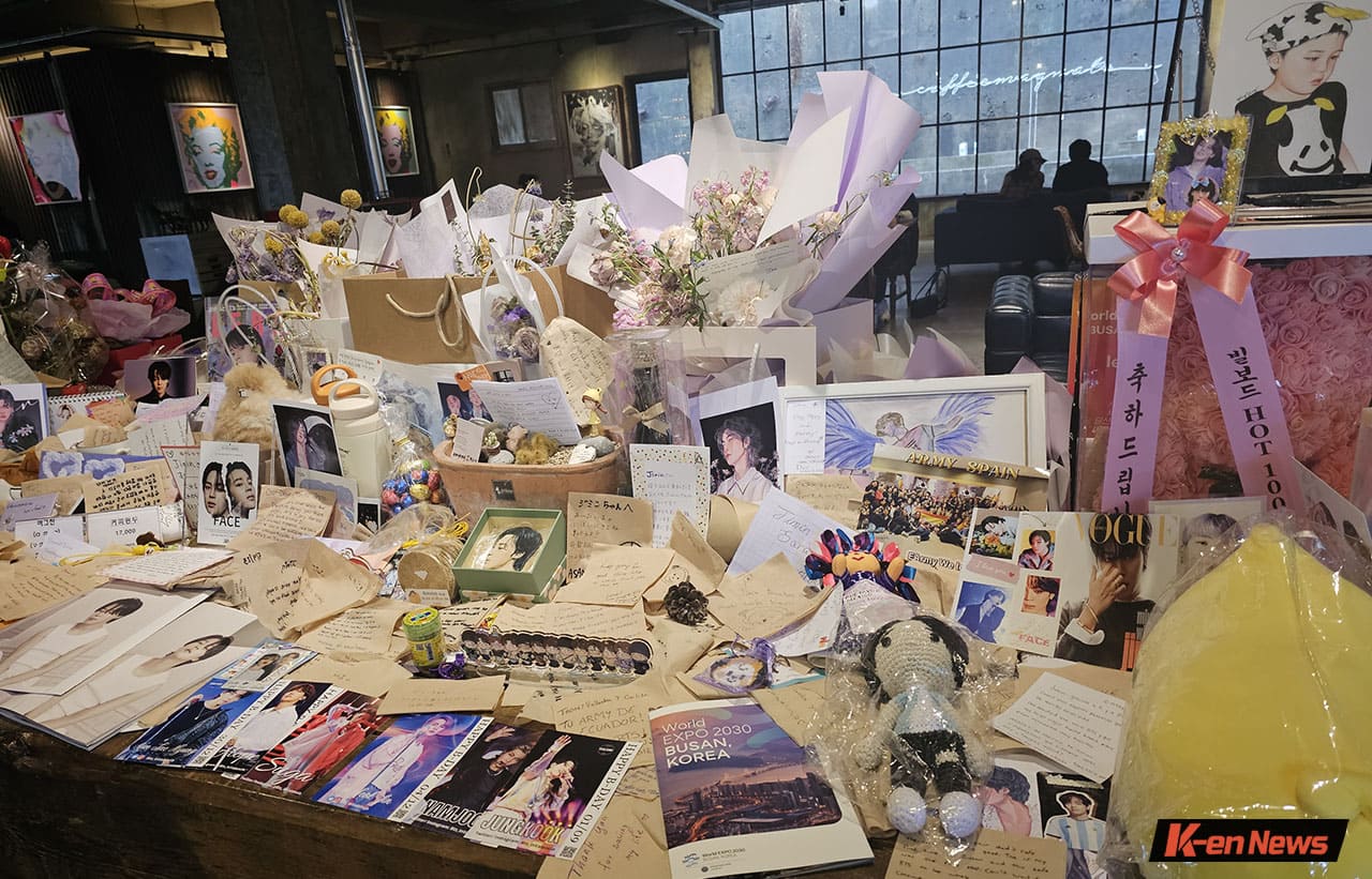 Image: Letters, messages, and gifts left by ARMYs from around the world  ⓒ Ha Yu-mi (haym@hankooki.com)