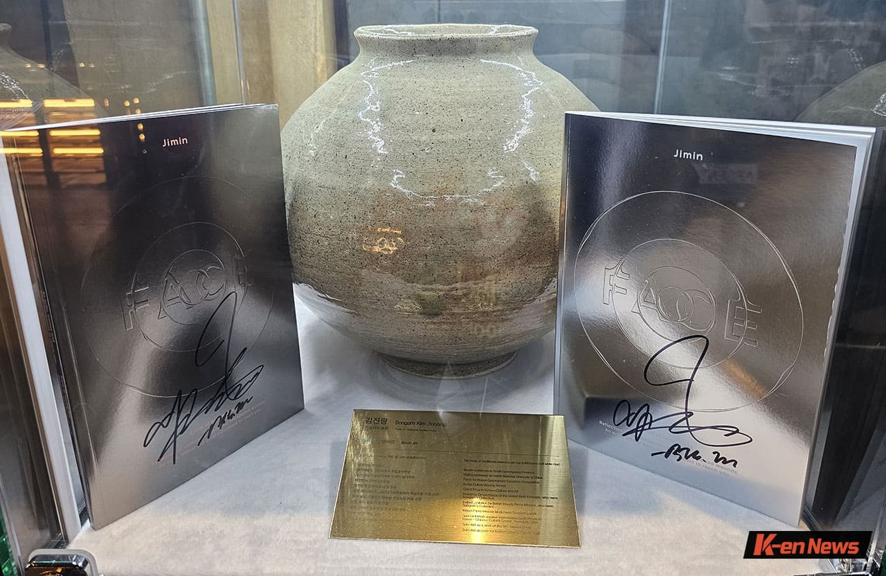Image: Jimin's signed album and the moon jar by ceramic artist Kim Jin-yang  ⓒ Ha Yu-mi (haym@hankooki.com)