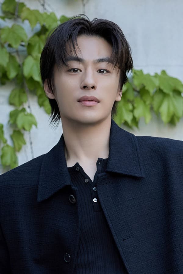 [Interview] The Free-Spirited Koo Kyo-hwan Returns as a Villain in 'Escape'