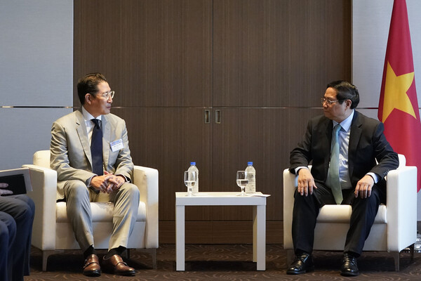 조현준 효성 회장(왼쪽)은 지난 1일 팜 민 찐 베트남 총리와 만나 미래사업 협력방안에 대해 논의했다. 사진=효성