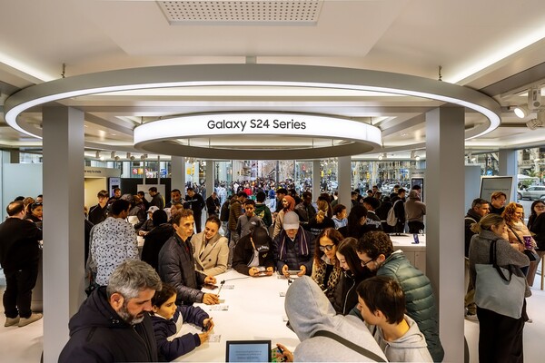 지난 2월25일 스페인 바르셀로나 카탈루냐 광장에서 운영했던 '갤럭시 익스피리언스 스페이스'에서 갤럭시 S24 시리즈를 체험하고 있는 관람객들.  사진=삼성전자 제공 