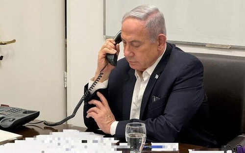 조 바이든 미국 대통령과 전화 통화하는 베냐민 네타냐후 이스라엘 총리. 사진=연합뉴스
